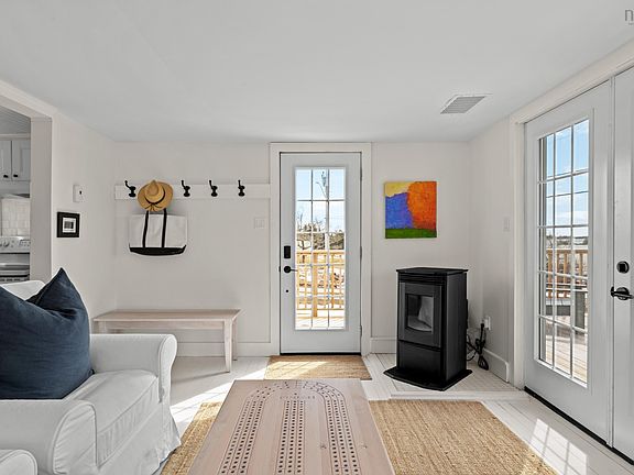 5th image of 566 Little Harbour Rd