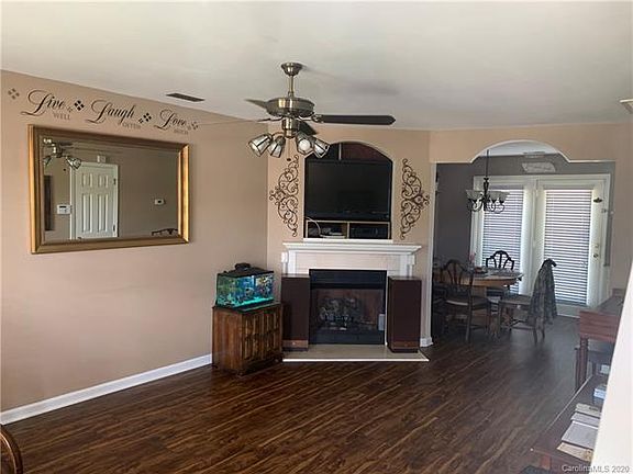 3rd image of 1131 Larkspur Ln