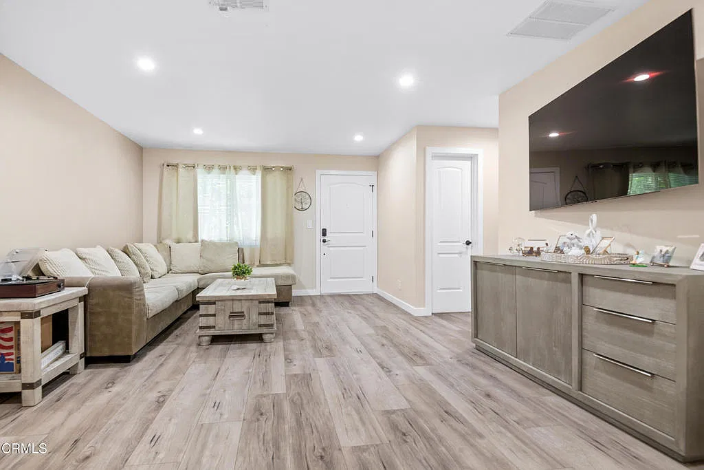 2 bed, 2.0 bath, 1040 sqft, $2,800 — Photo 2