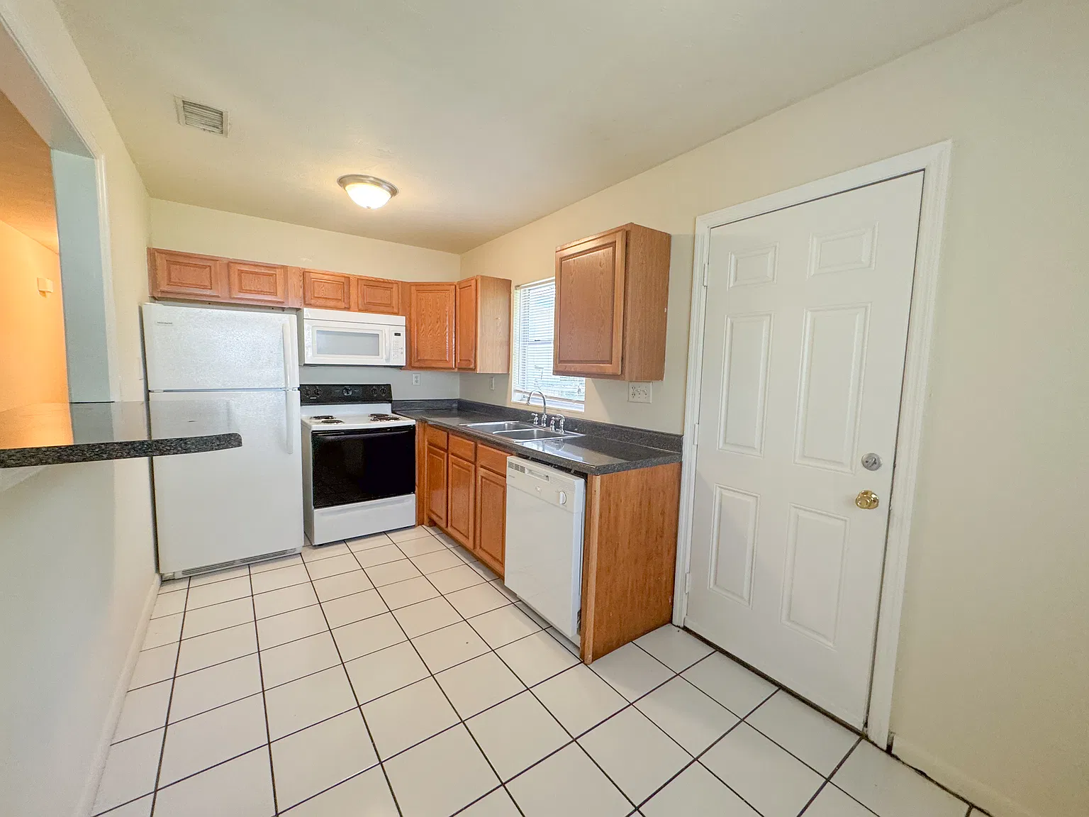 4 bed, 1800 sqft, $2,400 — Photo 2