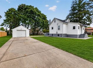 75 Apricot St, Central Islip, NY 11722