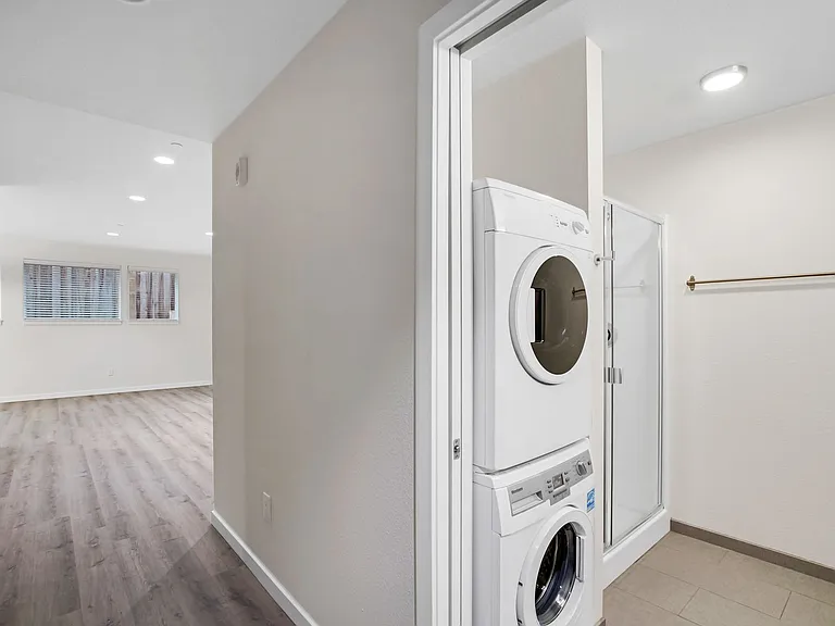 Ellie Jean Apartments — Photo 22