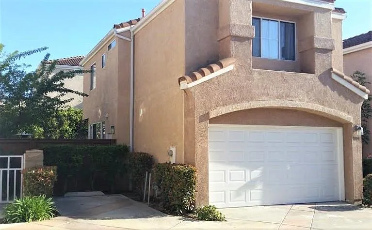 3 bed, 2.5 bath, 1058 sqft, $3,700 — Photo 2