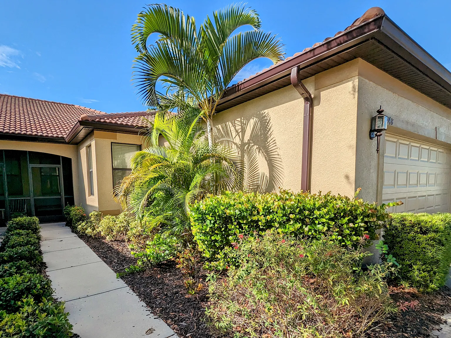 2 Bed 2 Bath Fully Furnished — Photo 3