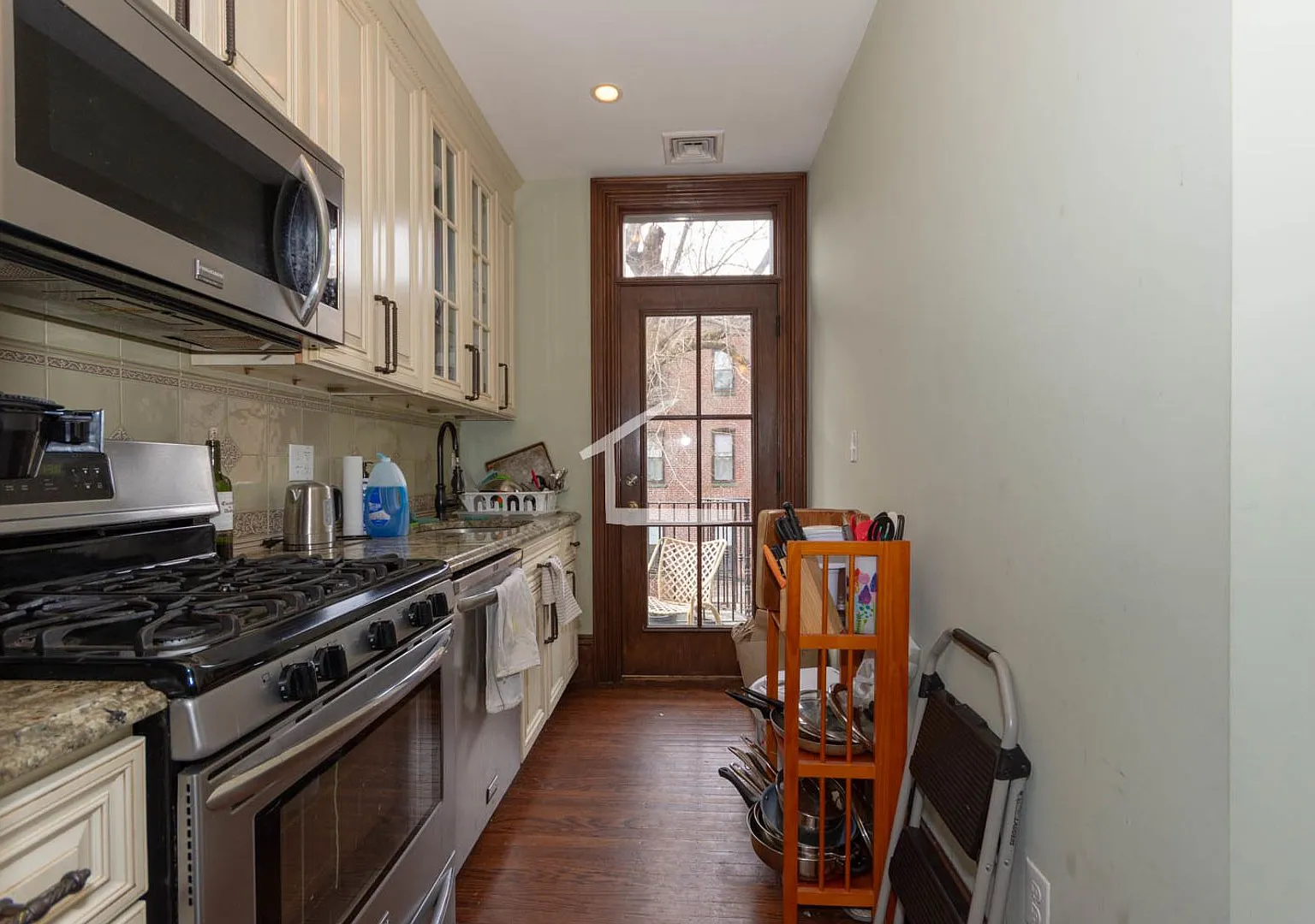 Nicely renovated 4 bed unit near Northeastern! — Photo 3