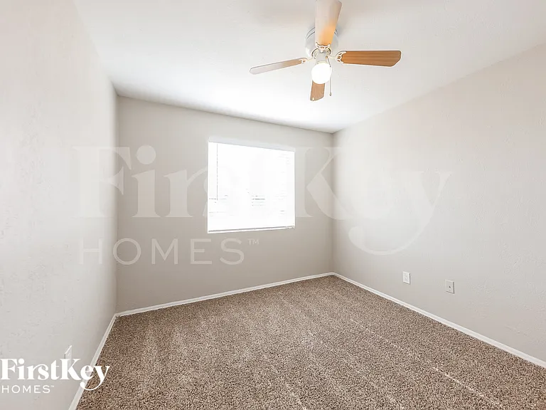 5702 N 19th Dr — Photo 13