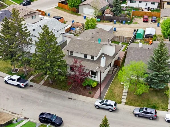 85 E Cedarwood Hl SW, Calgary, AB T2W 3H4