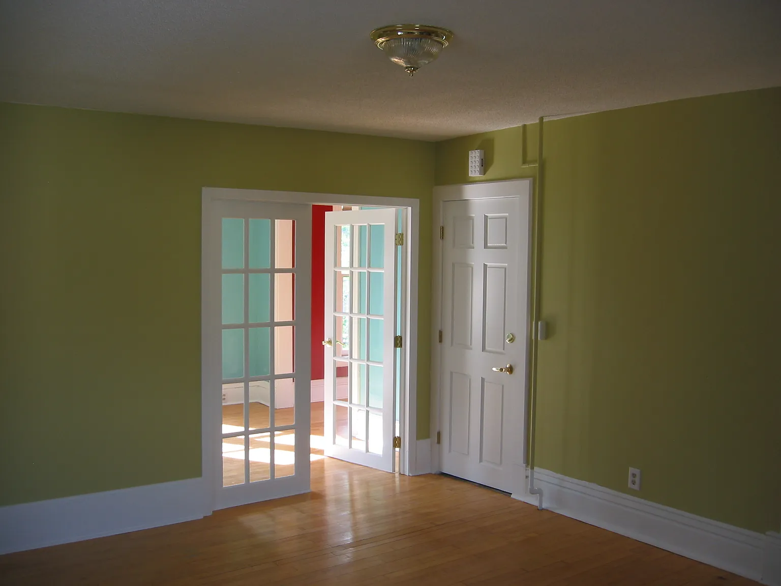 3 bed, 1200 sqft, $2,350 — Photo 2