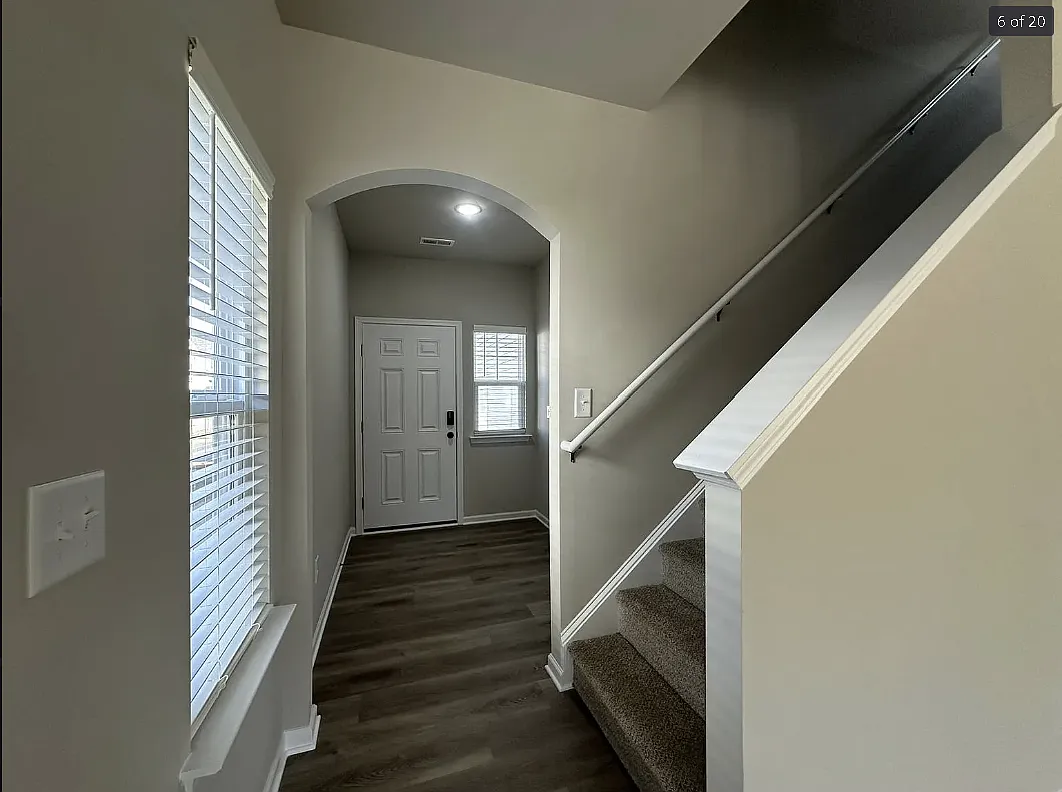 3 bed, 2.5 bath, 1856 sqft, $2,000 — Photo 2
