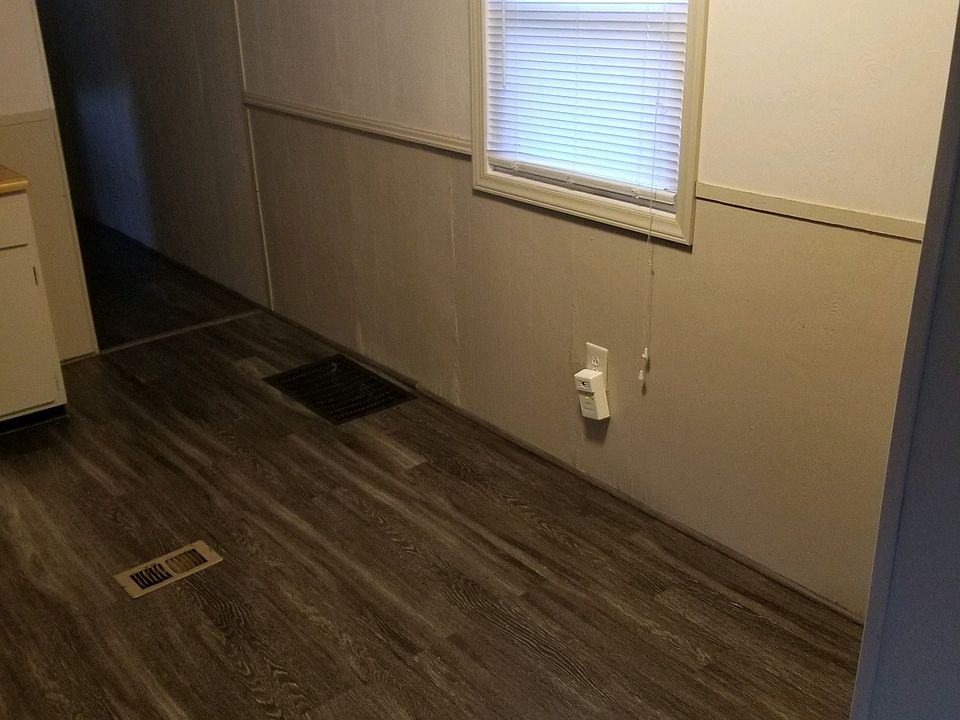 Kitchen eating area.