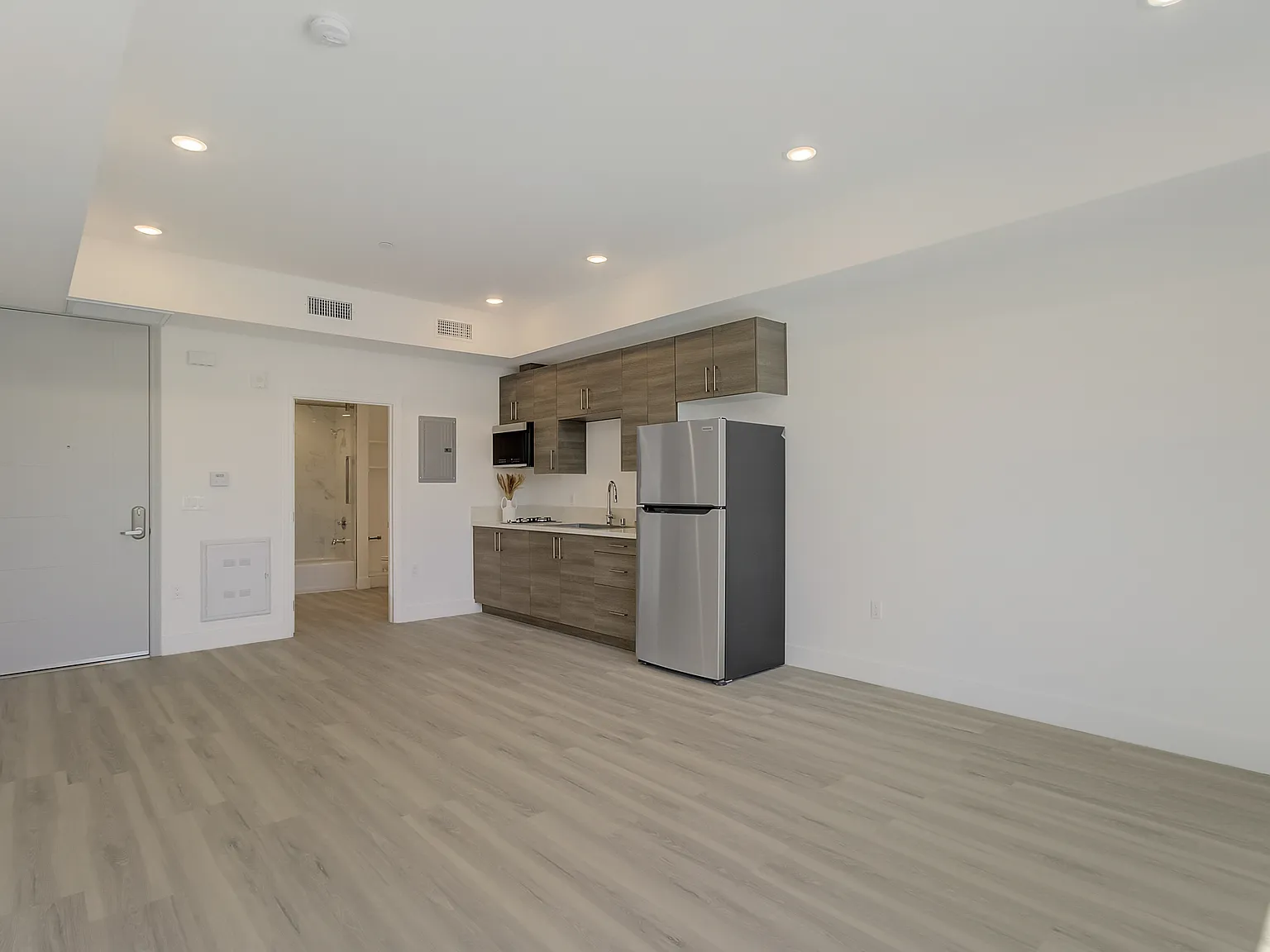 549 N Heliotrope Dr. — Photo 3