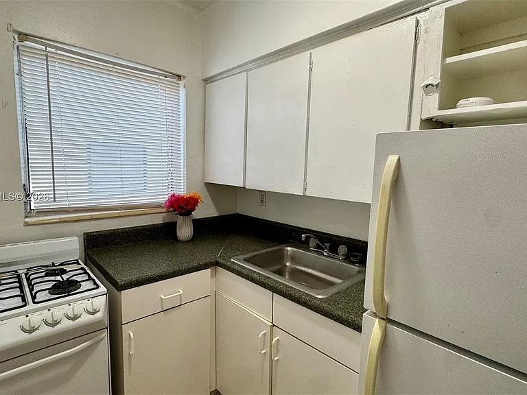 7717 Byron Ave #12 — Photo 6
