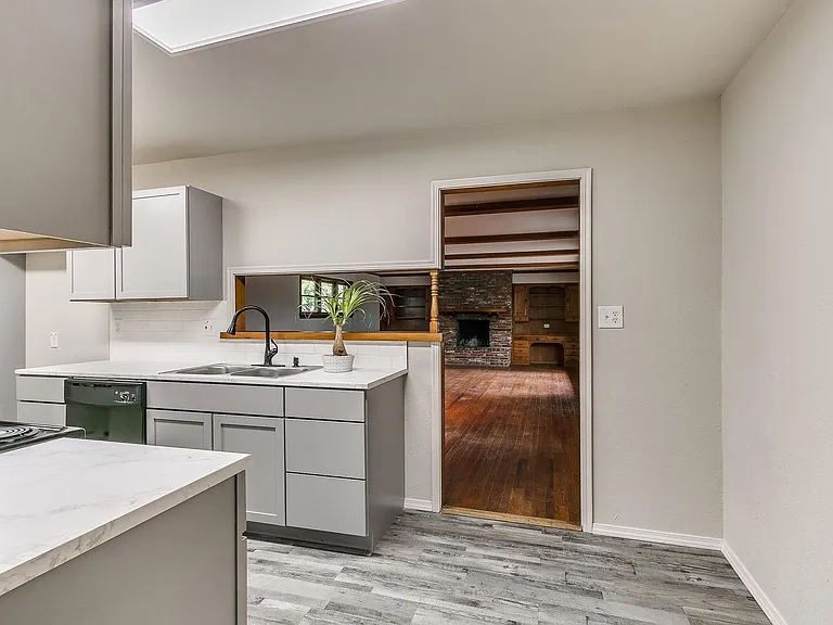 2221 Churchill Pl — Photo 17