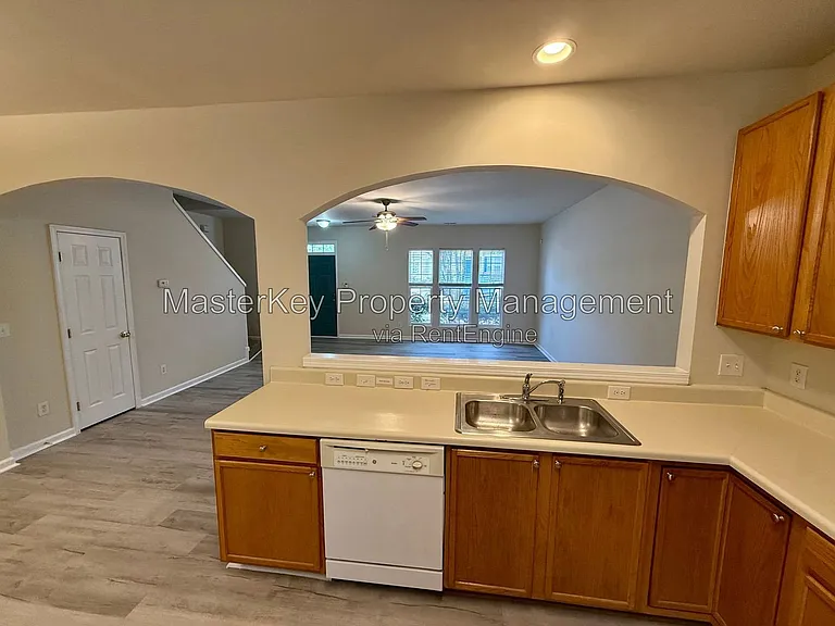 414 Walnut Woods Dr — Photo 5