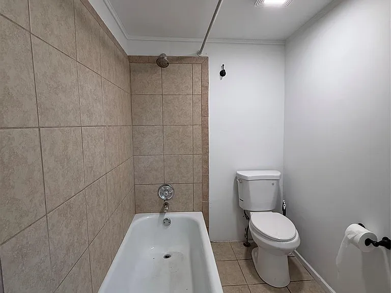 309 N Poplar St — Photo 6