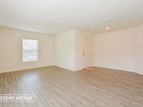 5th image of 915 Clayton Dr