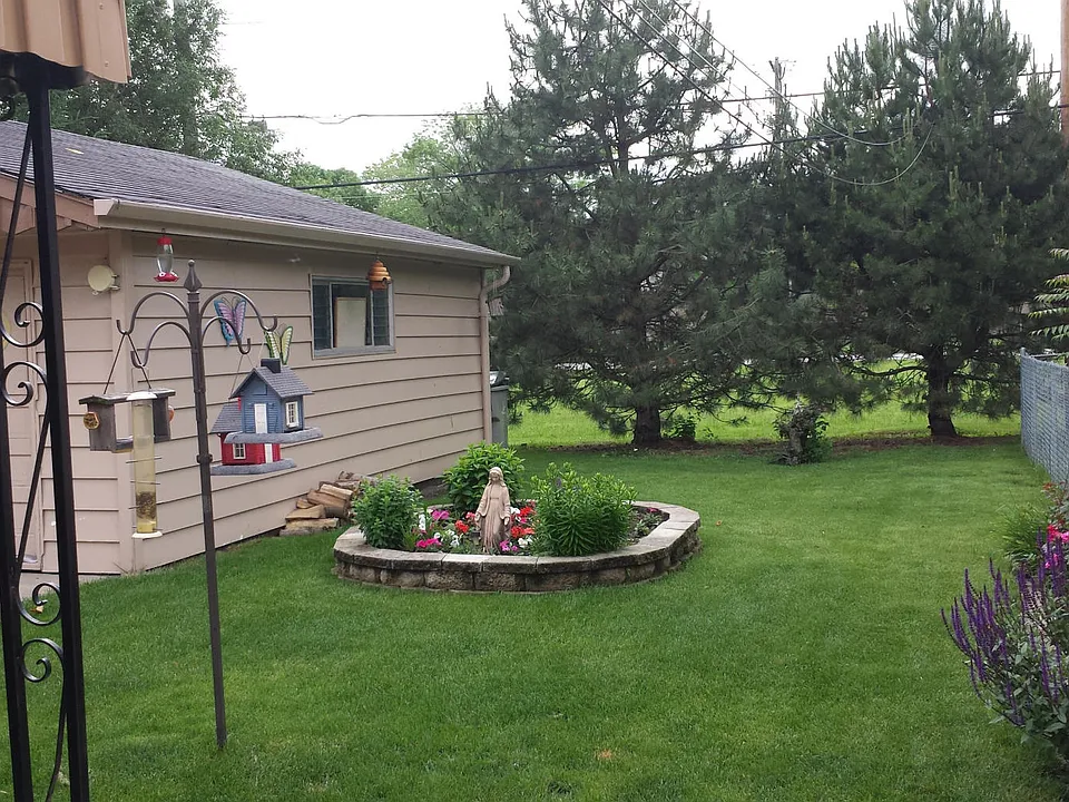 Yard / Garage