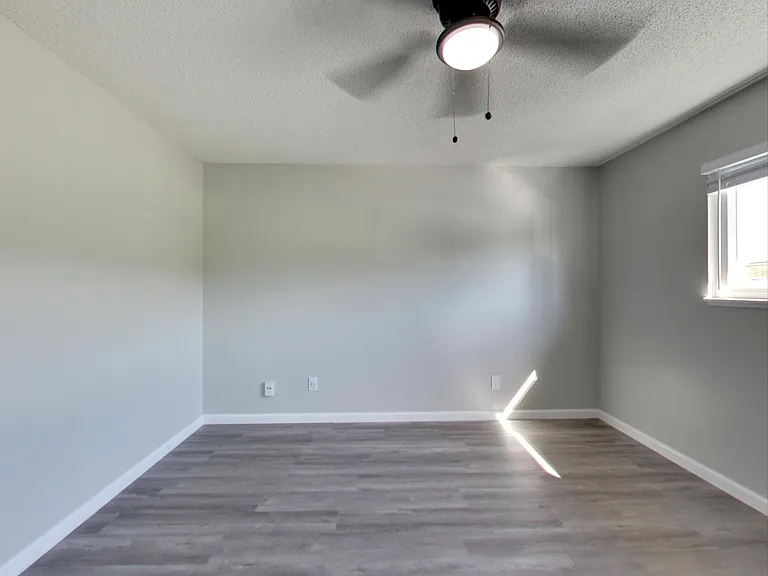 ROYALE APARTMENTS — Photo 7