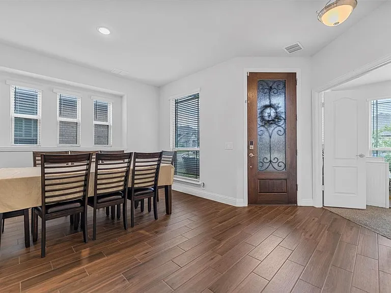 2760 Richard St — Photo 10