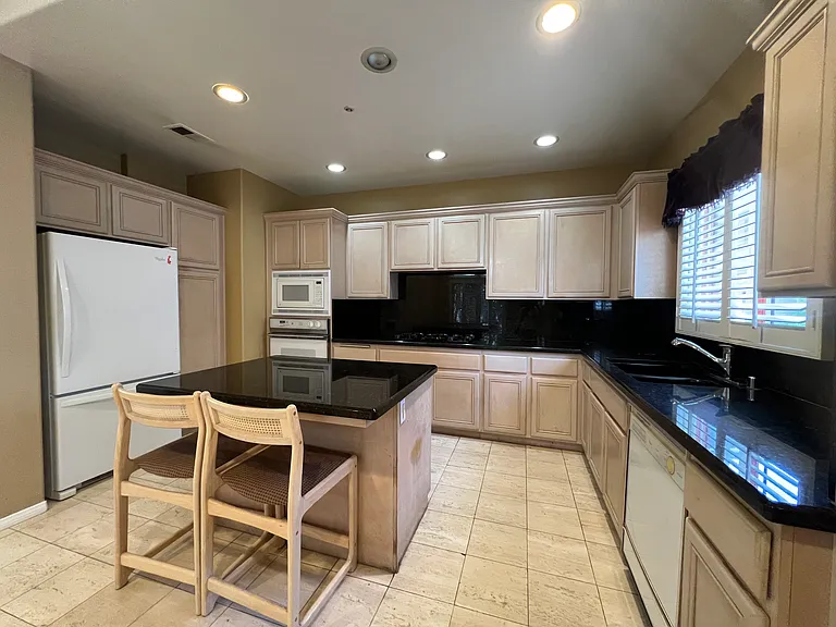 2433 Oneida St #1 — Photo 13