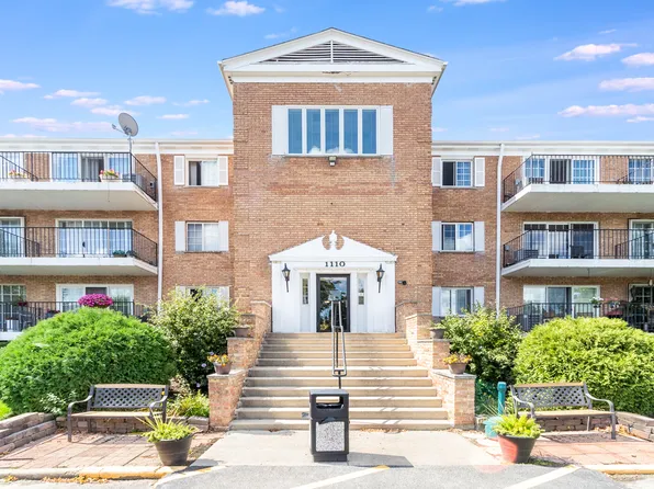 1110 N Farnsworth Ave APT 104, Aurora, IL 60505