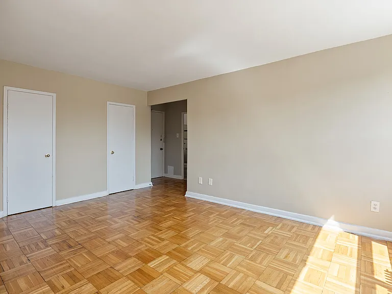 2890 Saint Clair Ave E — Photo 8