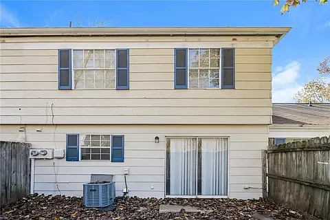 2573 Stratford Ln — Photo 14