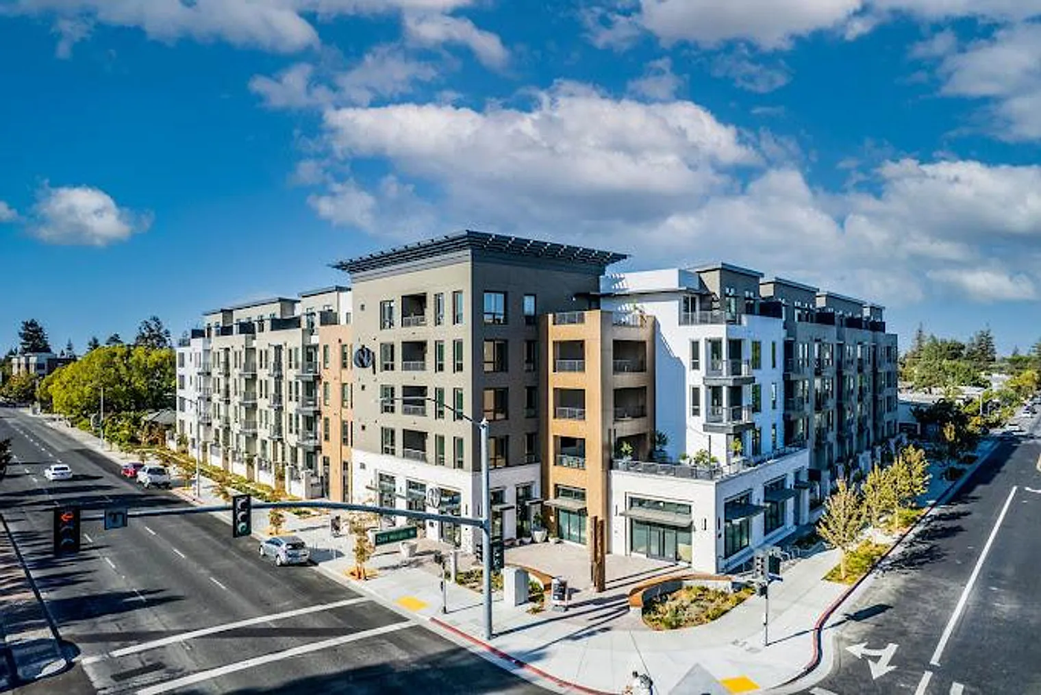 1 bed, 1.0 bath, 731 sqft, $7,925 — Photo 2