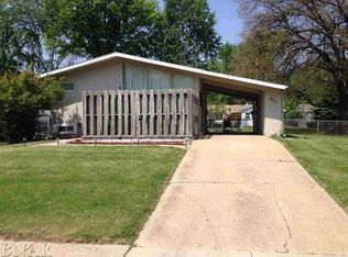 901 Mayflower Ave, Bloomington, IL 61701