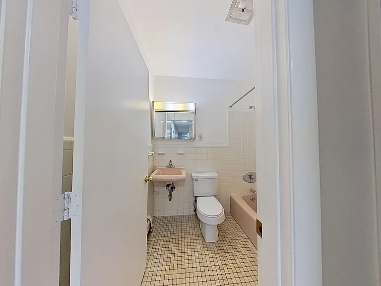 79 Sutherland Rd #4 — Photo 10