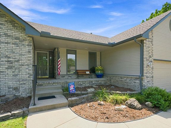 5th image of 155 Elm Ct