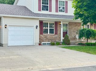 1448 Whispering Woods Ln, Marysville, MI 48040
