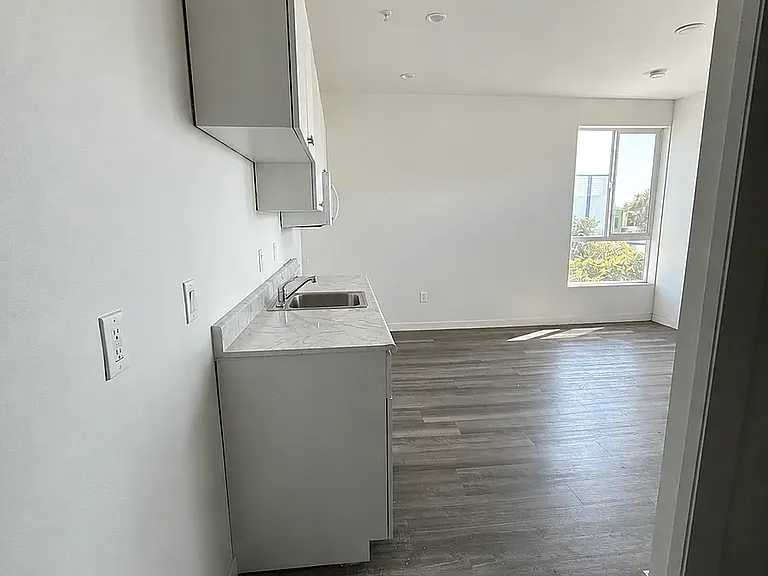 933 E Vernon Ave #2 — Photo 5