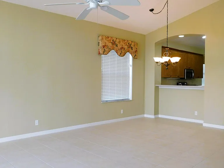 810 NW Rutherford Ct — Photo 10