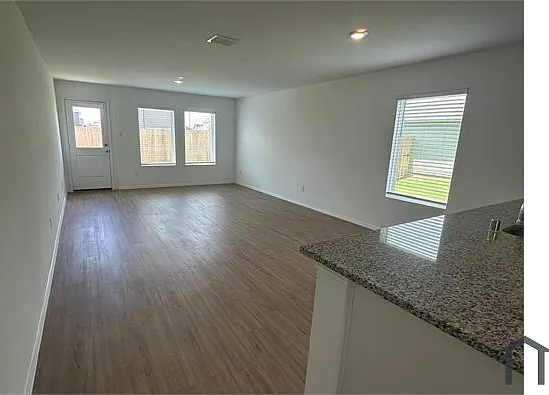 1420 Silver Oak Ln — Photo 3