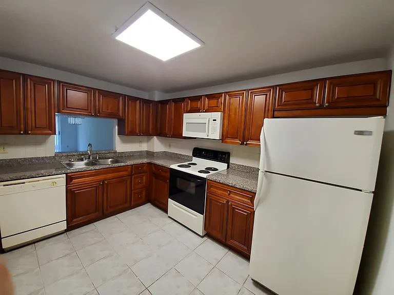 Sherwood Square Apartments — Photo 14