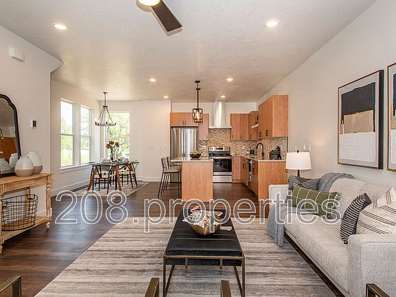 4th image of 525 E Violets Cove Ln