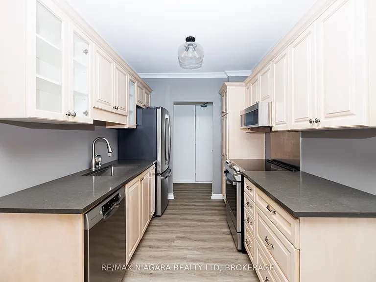 14 Norris Pl #404 — Photo 4
