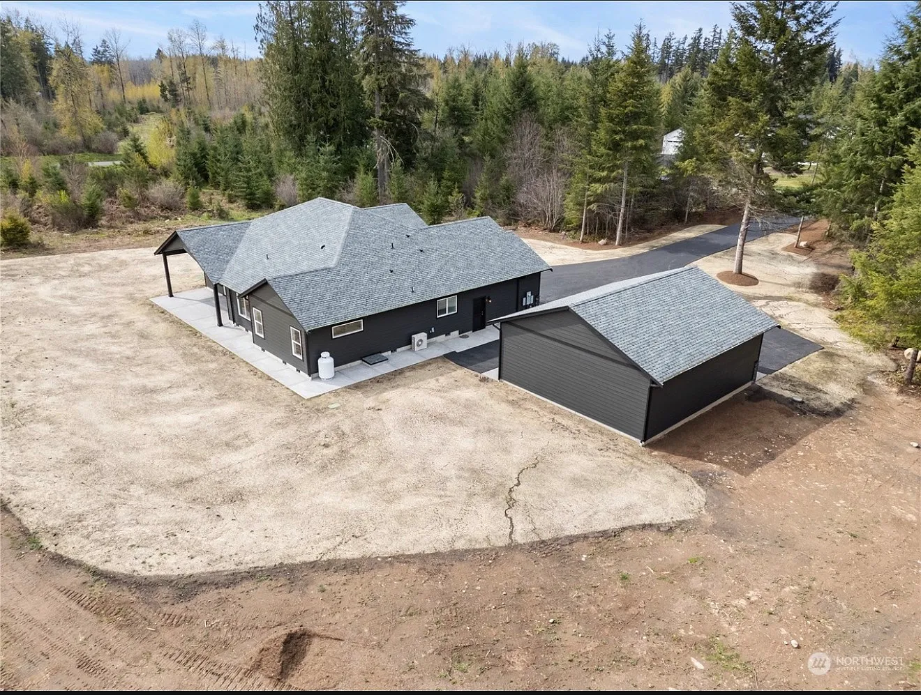 3 bed, 2.5 bath, 2386 sqft, $7,000 — Photo 3