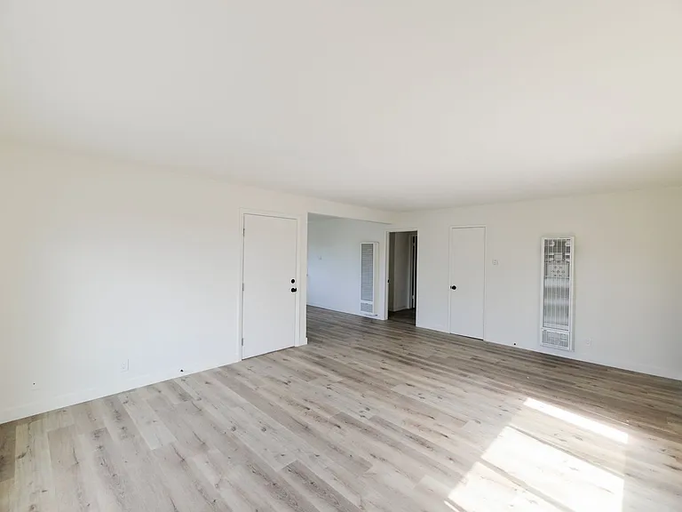 239/241 Avenida Pelayo — Photo 7