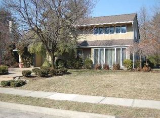105 Pecheron Ln, Roslyn Heights, NY 11577