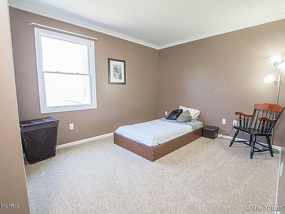 5th image of 3918 Oakcrest Ct SE