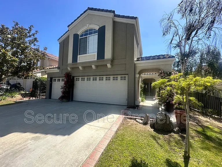 1740 Amarelle St — Photo 2