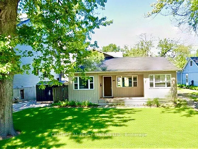 242 Simcoe Ave — Photo 2