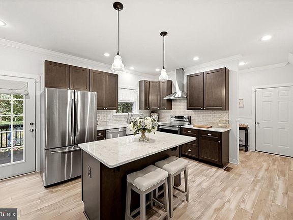 3rd image of 294 Logan Dr