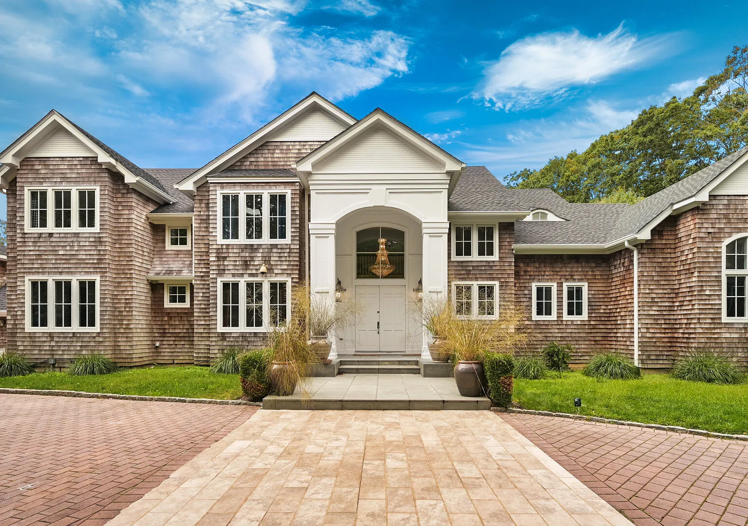 Pristine estate sited on 4 acres of land, pool pavilion with spa — Photo 3