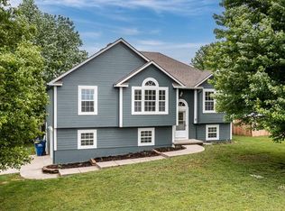 1711 E 4th St, Tonganoxie, KS 66086
