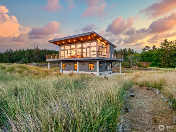 4749 Surfcrest Drive, Oak Harbor, WA 98277