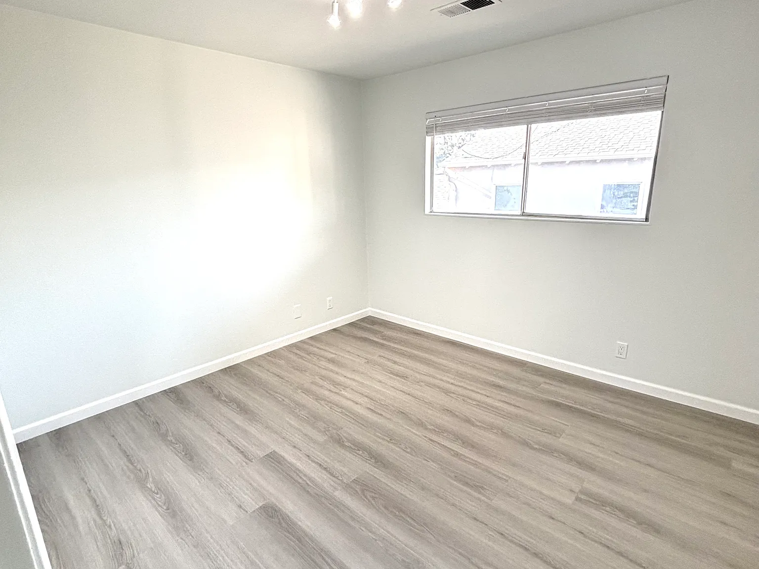 3 bed, 1350 sqft, $3,195 — Photo 3