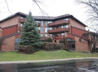 702 Waukegan Rd #A-4, Glenview, IL 60025